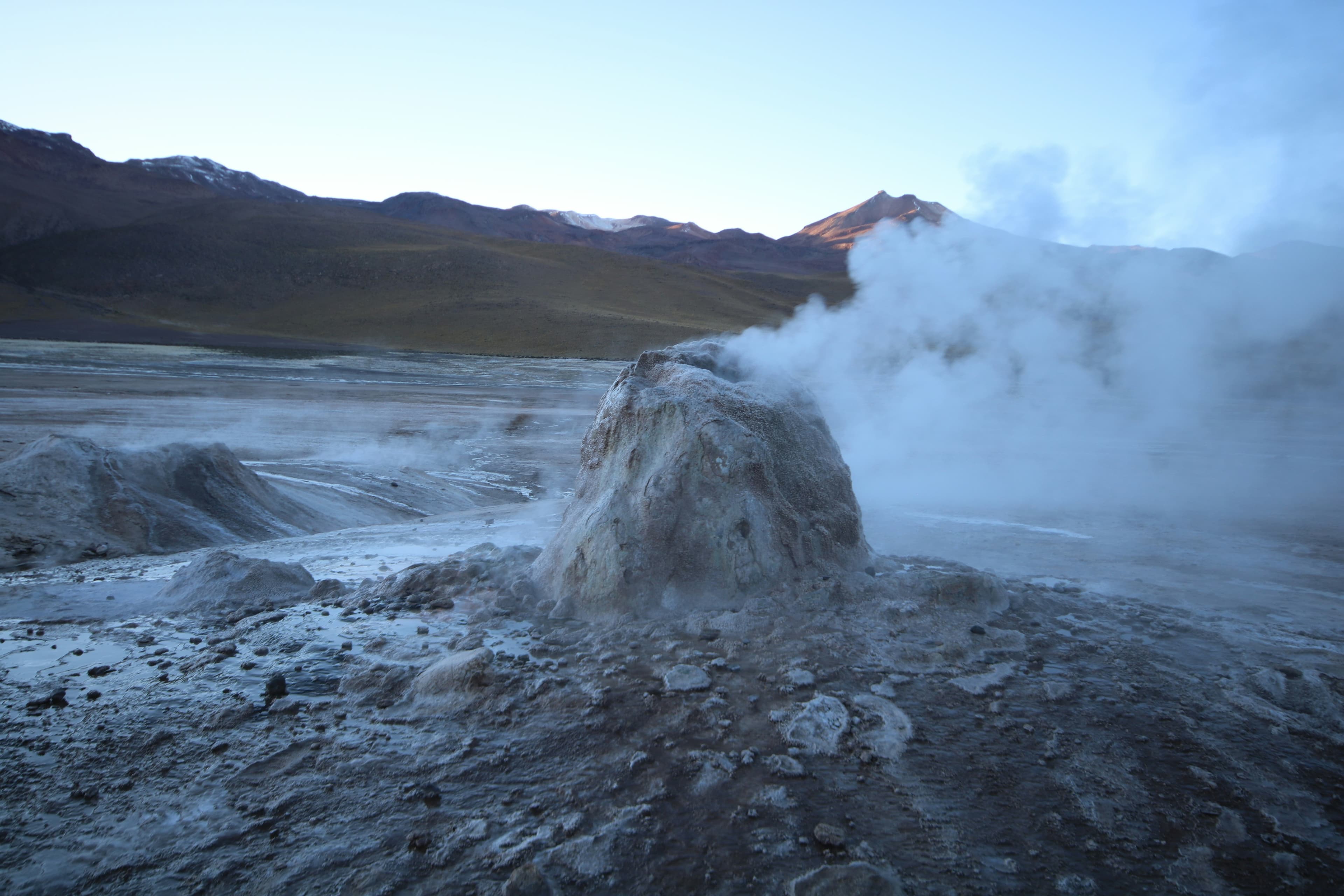 Geiseres del Tatio (4.320 m): el mayor campo geotérmico del hemisferio sur y las lagunas con flamencos del altiplano