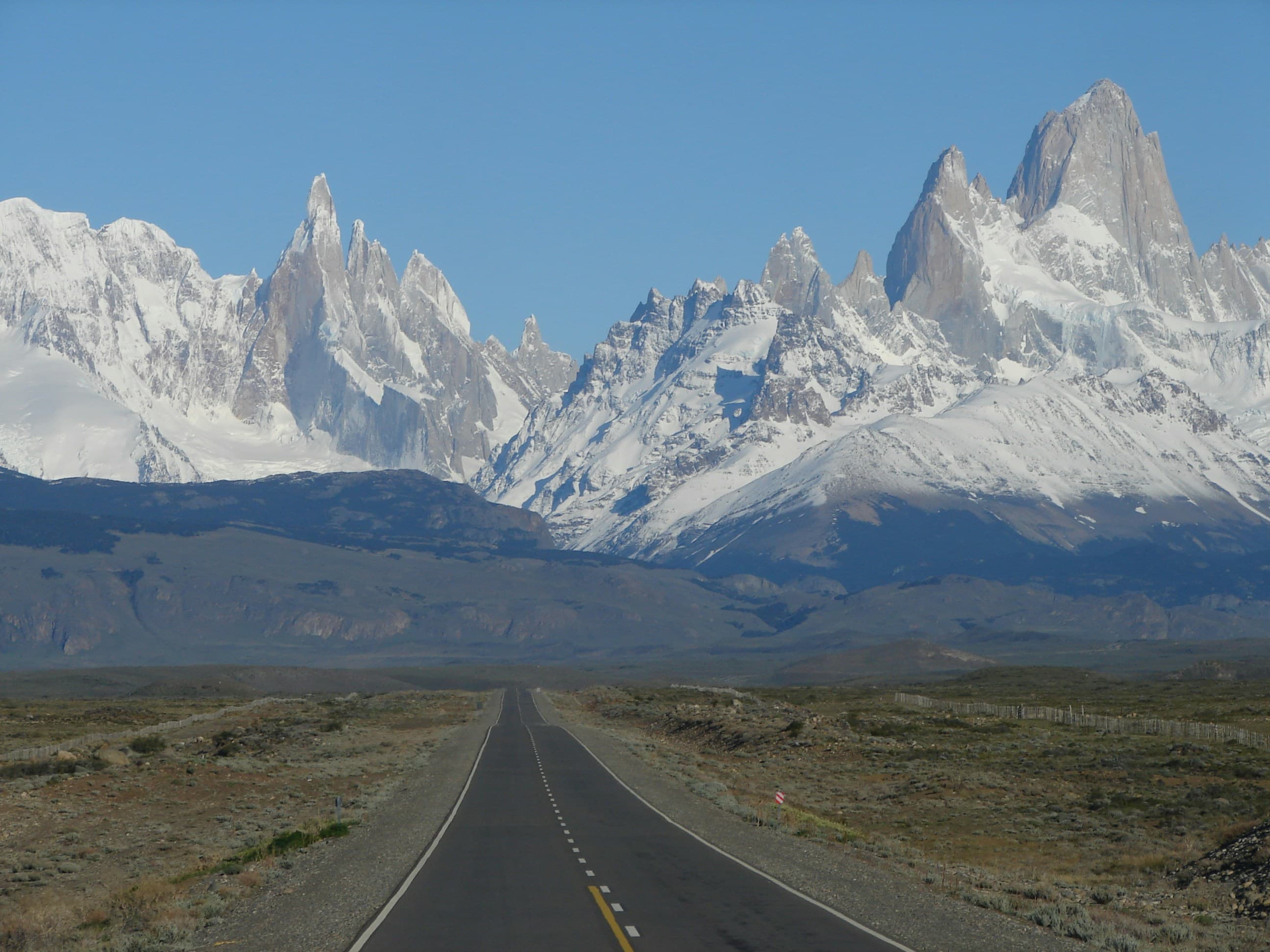 Punta Arenas, el Estrecho de Magallanes y la llegada a Puerto Natales: la puerta de Torres del Paine